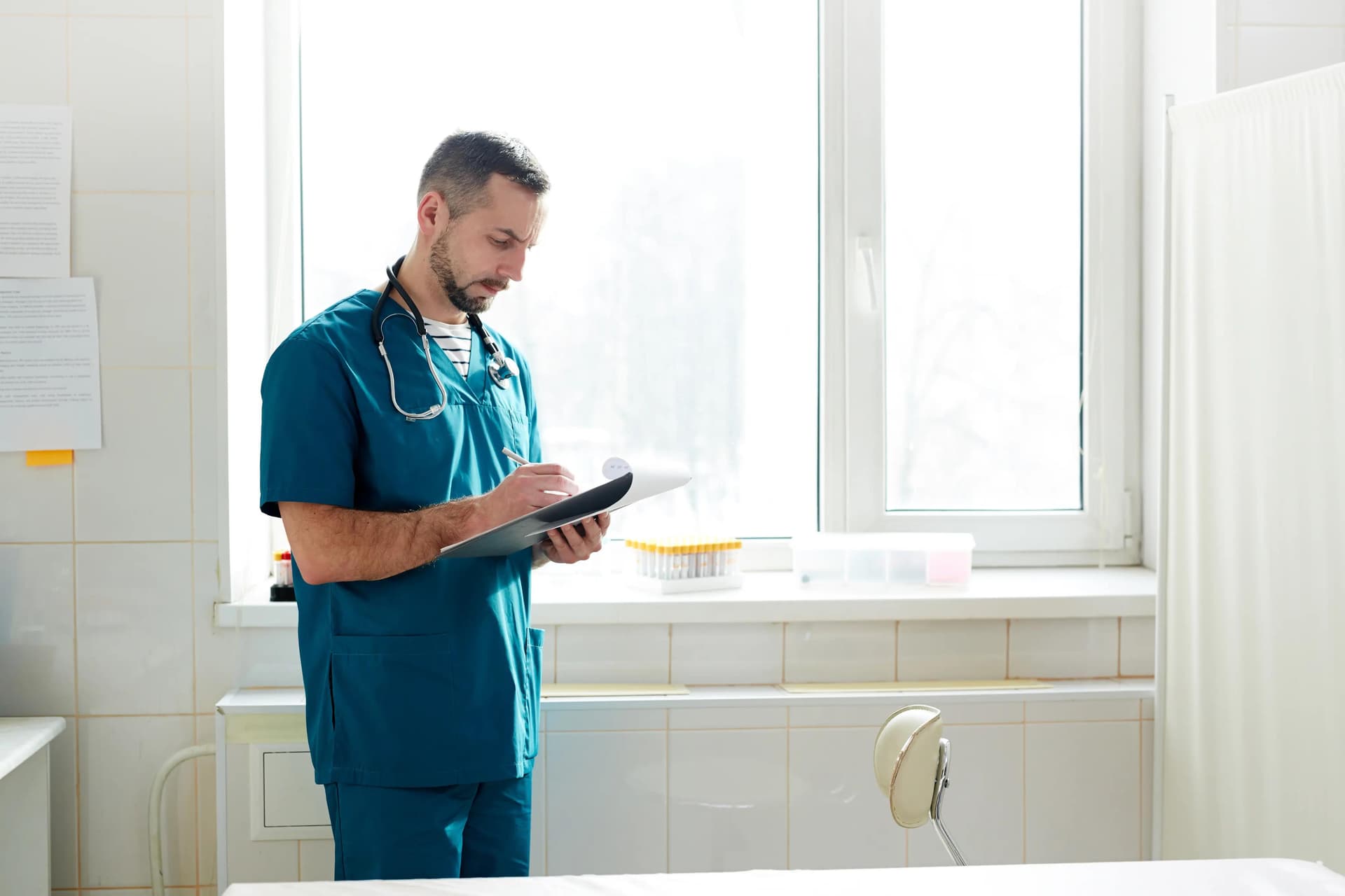 Un médecin employé rédige des documents Un médecin employé rédige des documents